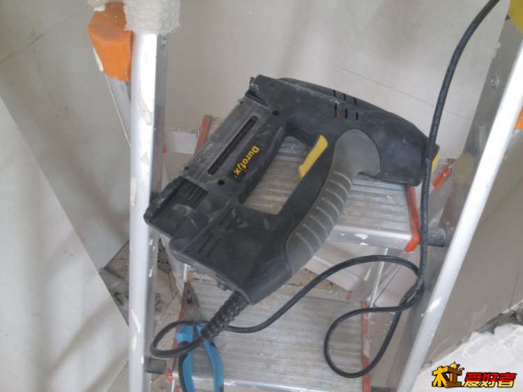 一把电动射钉枪家装完全够了