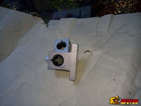这个丝母座我是使用光轴支架Sh20A，把M16普通6角螺帽打磨成外径20.5毫米压入Sh20 A里！把紧紧固螺栓