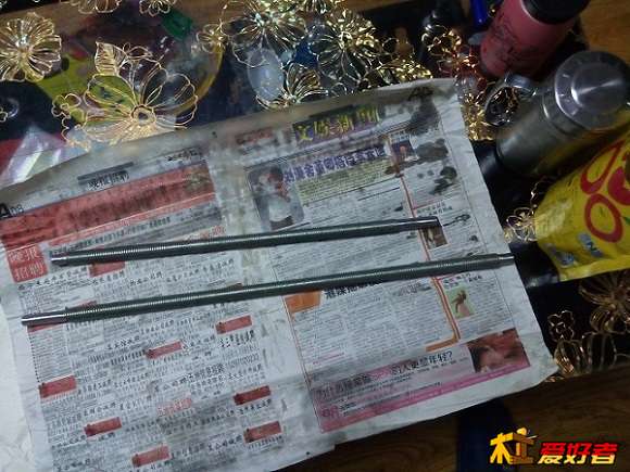 这个丝杆2头的轴承位是使用角磨机打磨到直径12毫米的（无机加能力）！真累人，磨一会就的量下！