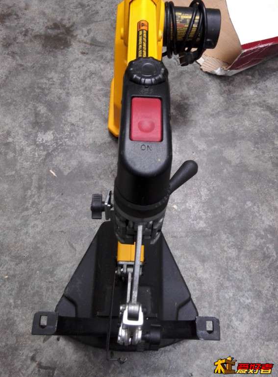 机头是歪的，老黄包装非常给力，绝对不是物流摔的，下面的调节角度的转把是用二合一粘上的，也没粘好