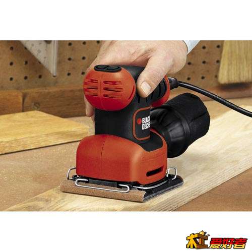 这个型号，大拇指处透气孔可以看到里面有电光。。。