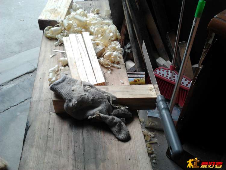 锯木方的过程图片