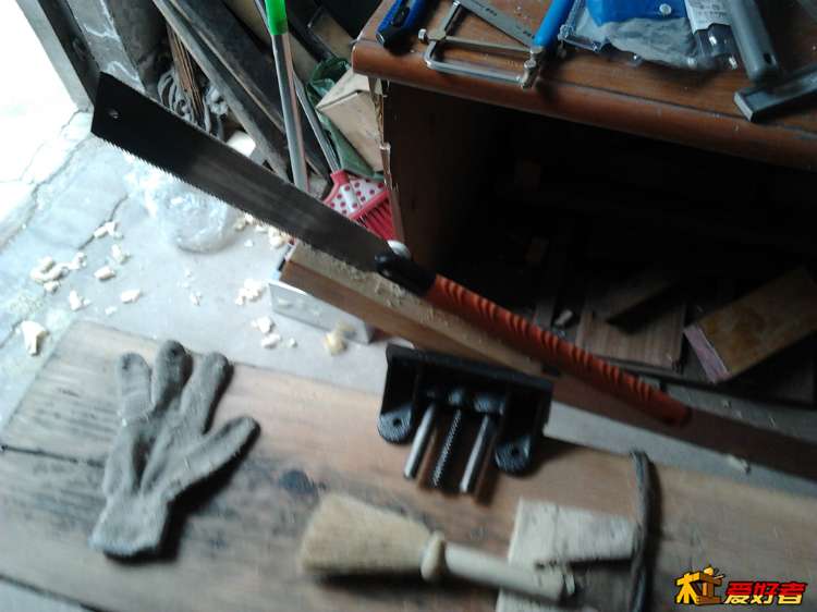 下午正在发愁的时候小台钳到了,锯木方总算方便了