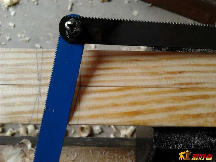 临时制作的角度尺用来画斜榫孔