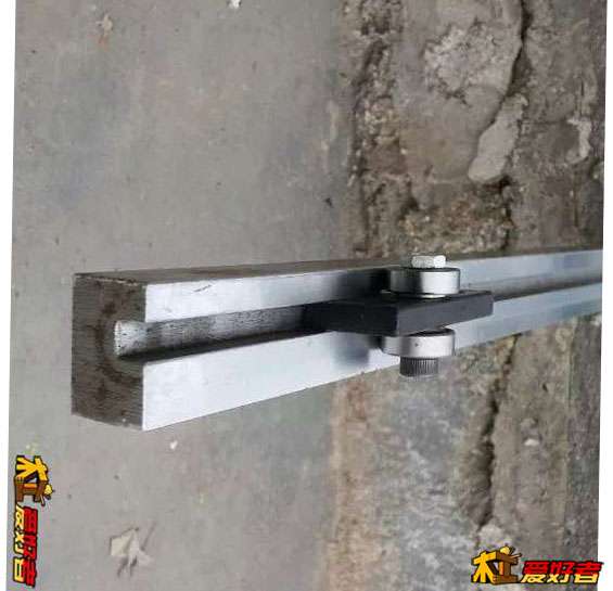 这样说，左右两边放一条，滑块上打洞再加块板固定就行啦，