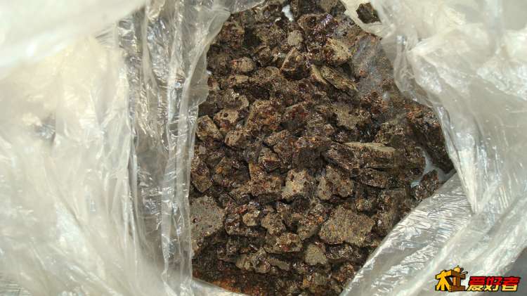 高温后的琥珀化石