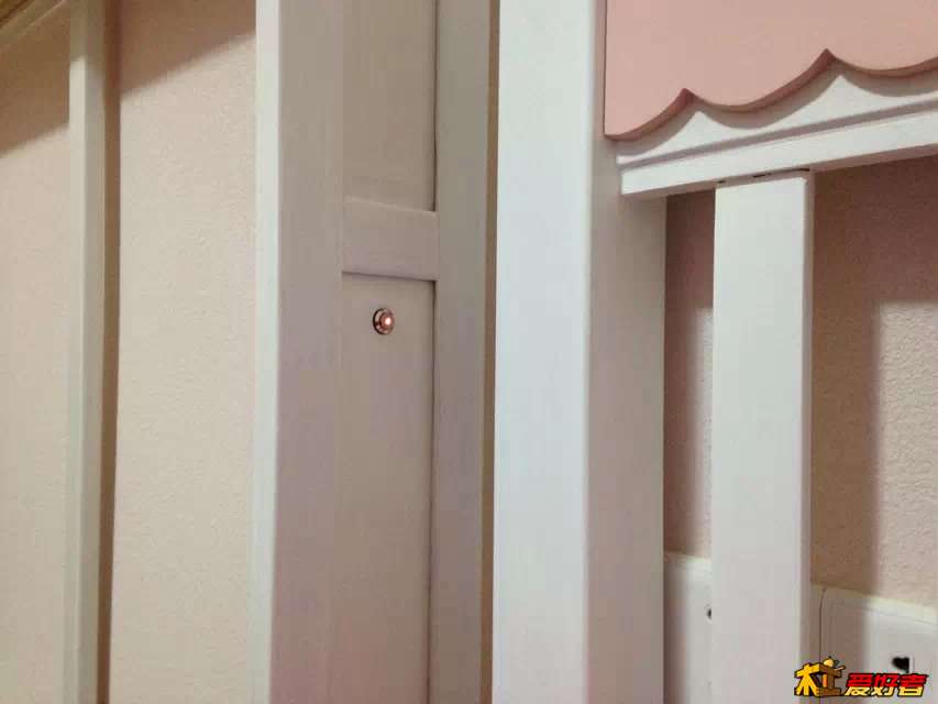 侧面装一个触手可及的开关，用于控制台面上的灯，夜里用。