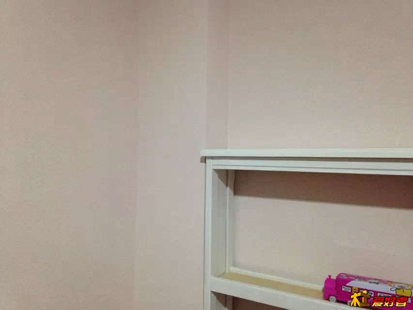 厚度比柱子突出一点点，正好避免钢琴靠墙。