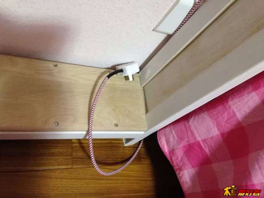 电源是用一个插头插到床背后。