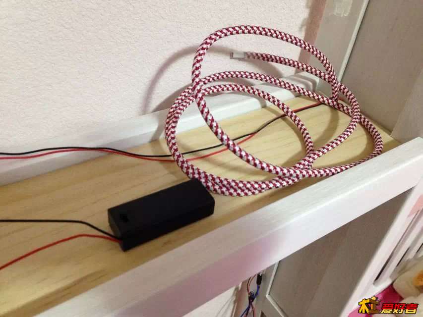 两节7号电池的电池盒，给开关的指示灯供电。