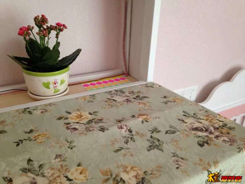 柜子的横撑和钢琴的高度很一致。