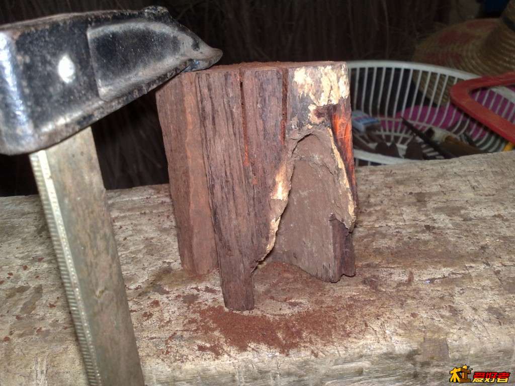  之前买的十斤酸枝边角料，只有这一块勉强适合估做把小梳子，唉！不能贪便宜呀