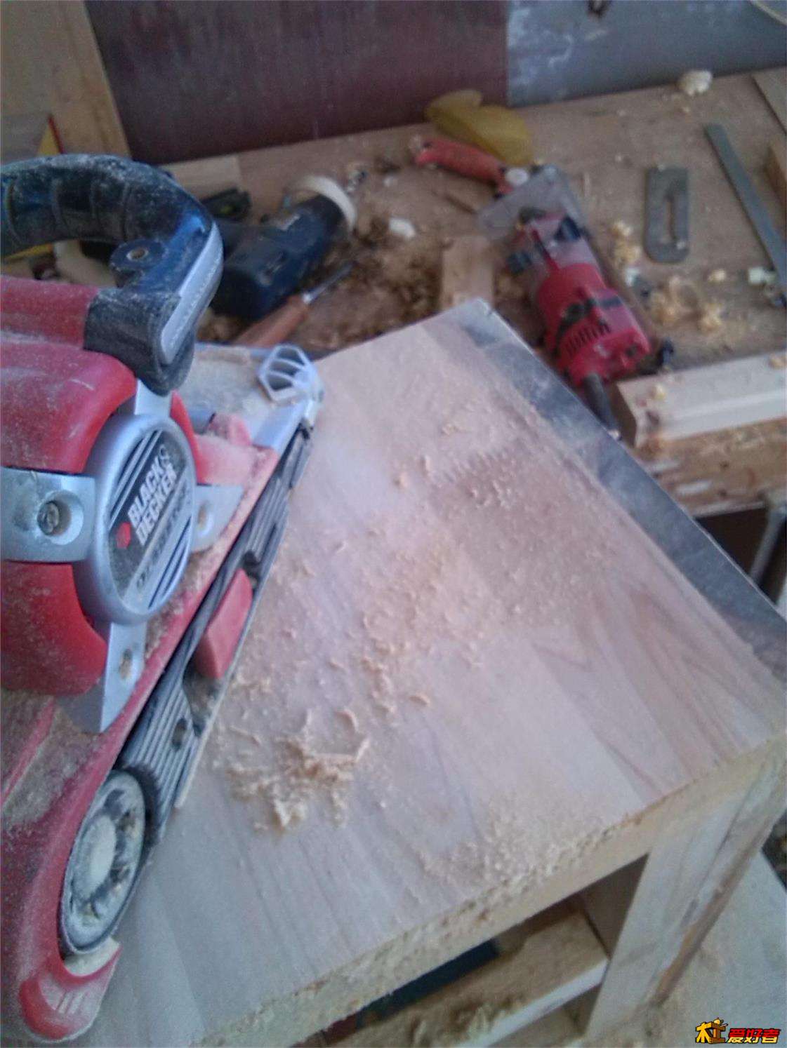 手刨刨不动横茬手电刨今天去买刨刃只好用粗砂带找平