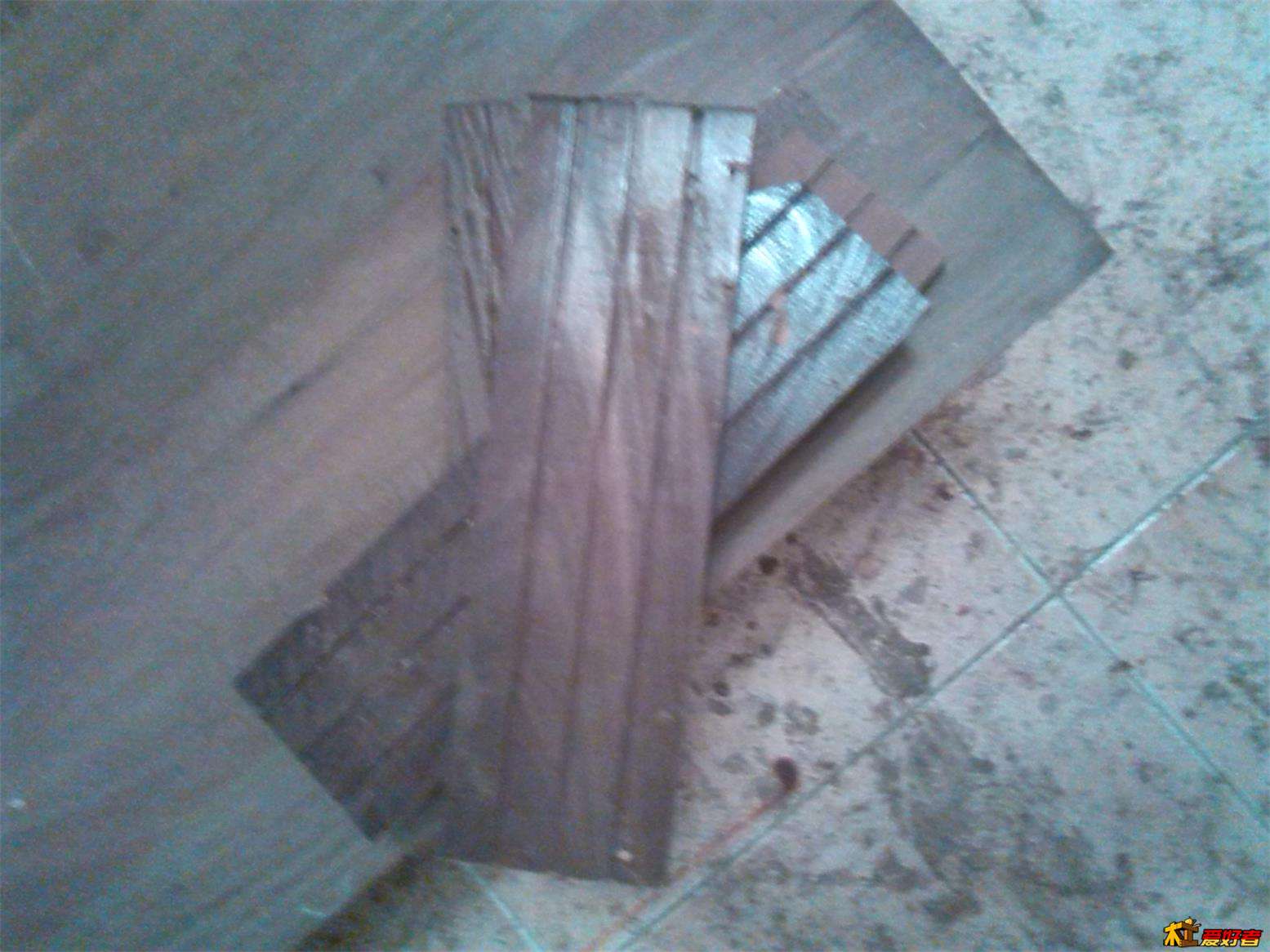 找几块同料地板头堵接线柱孔