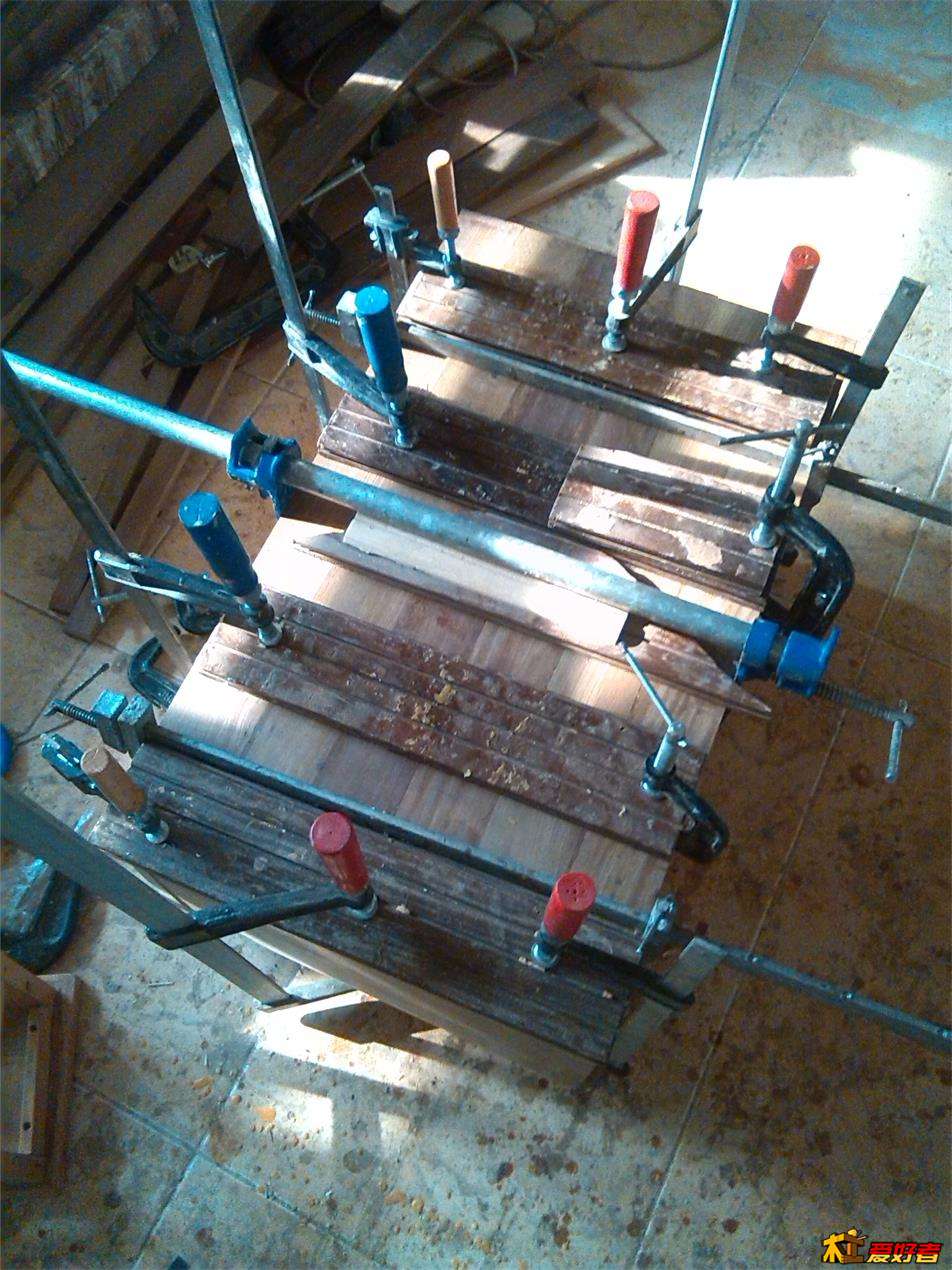 先拼成两块，上箱再合中缝，没办法压刨就到13寸