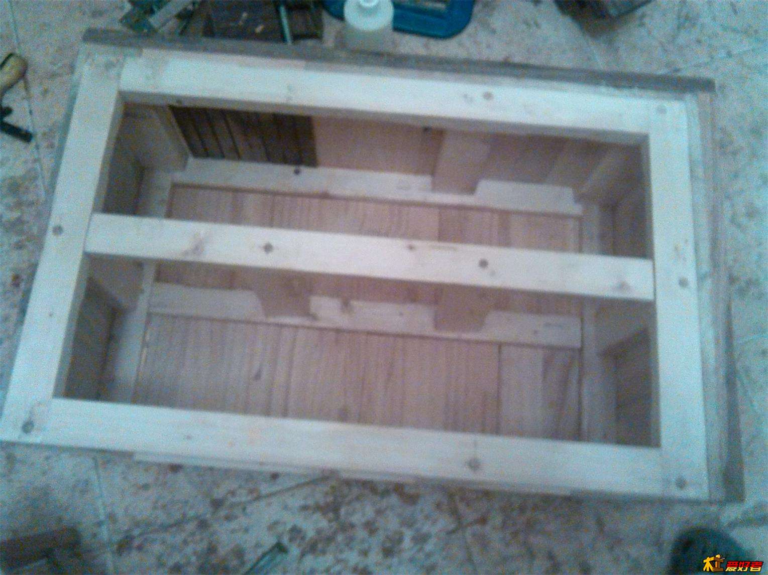 测板里衬是从里面贴的