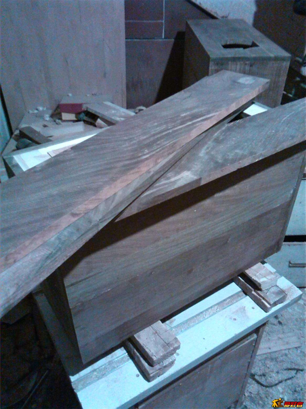 喇叭板没料了找了几块原剩的楼梯板