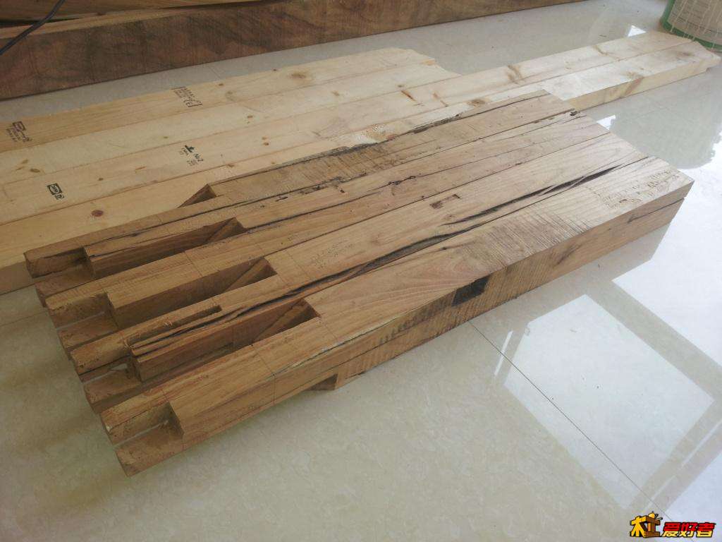 四条腿,完工版。旁边是牙板。 四条腿,完工版。旁边是牙板。