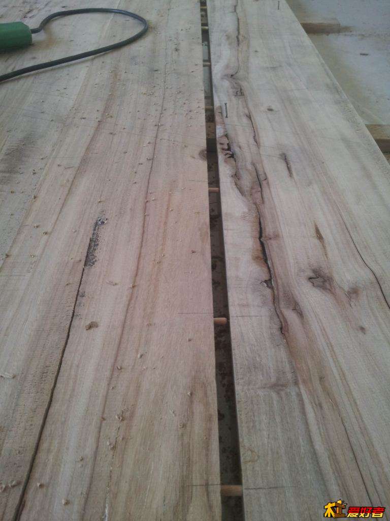 书案面,工具有限,本来想开榫卯的,没工具,用圆木榫联接,电钻上。 书案面,工具有限,本来想开榫卯的,没工具,用圆木榫联接,电钻上。