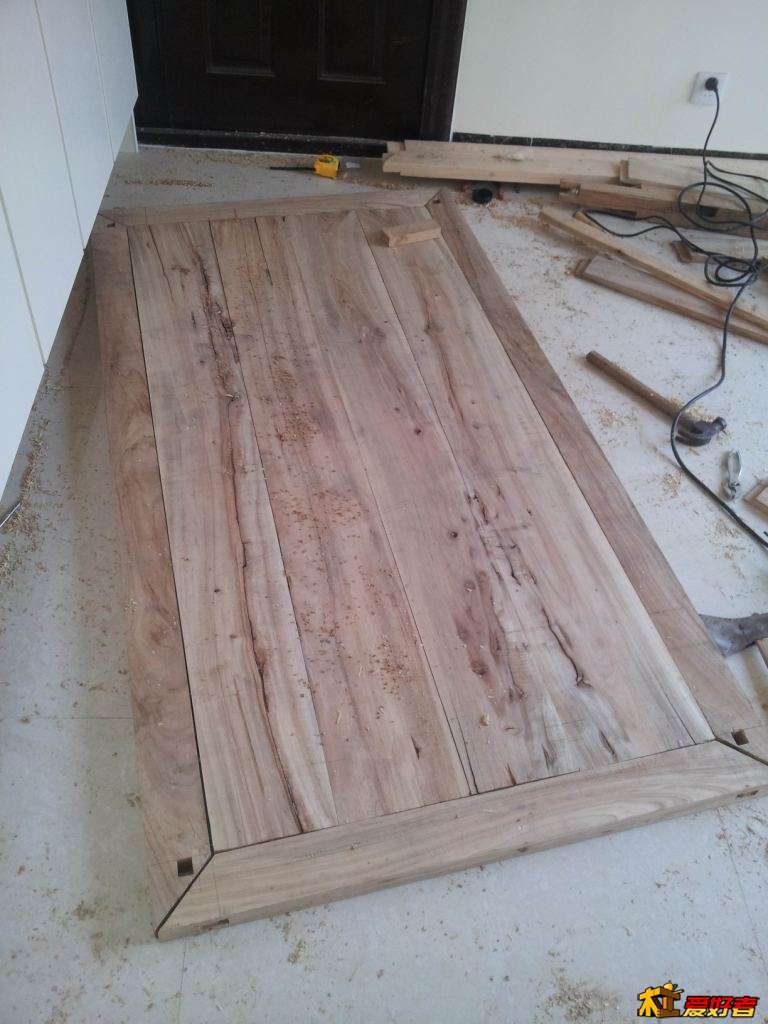 拼好的书案面板。 拼好的书案面板。