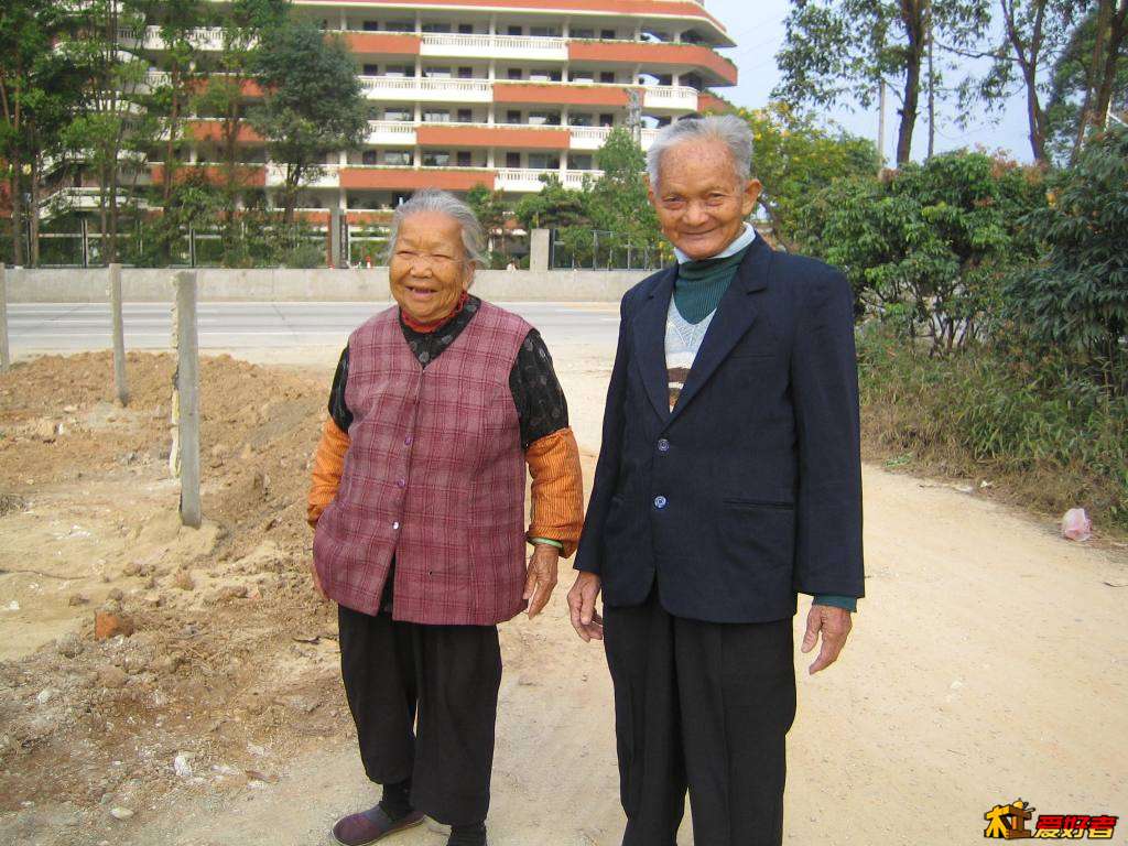 这是2006年12月9日 我回家乡时爷爷奶奶照片 当时也八十多了 仍然非常健康