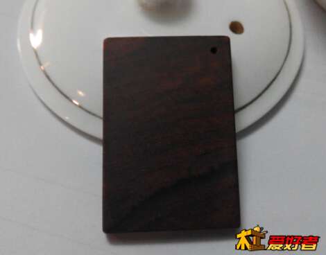 办公室灯光下黑呼呼一块