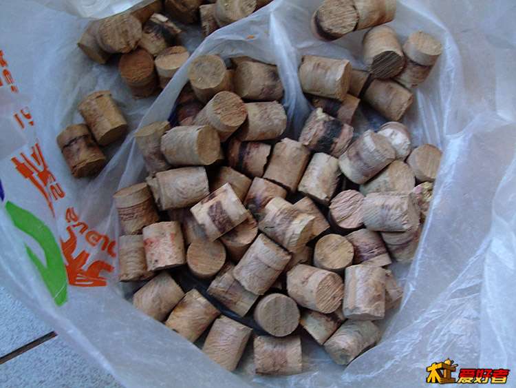 挖好的小圆柱料