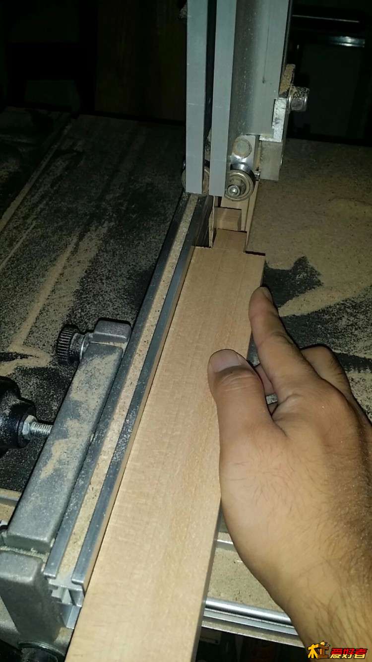 15带锯开榫头.jpg 15带锯开榫头.jpg