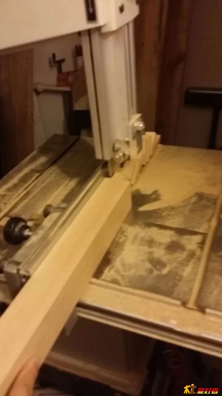 16带锯开榫头.jpg 16带锯开榫头.jpg