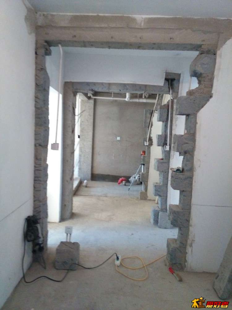隔一块砖掏个洞出来，重砌墙时拉结力更好