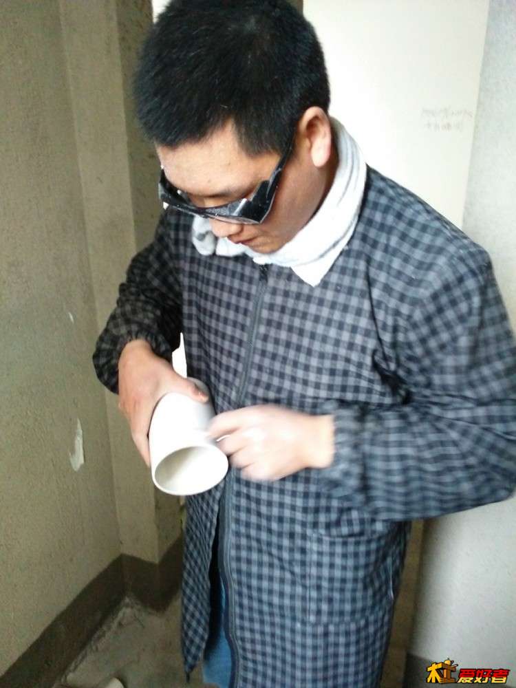 图不清楚，这是在管子的外面要涂胶的地方有锉子或细砂纸轻轻磨一下，我用的是锉子