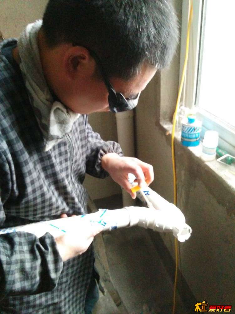 图也不清楚，这是用胶水在已经沾好的管子接合处再涂一下，加固