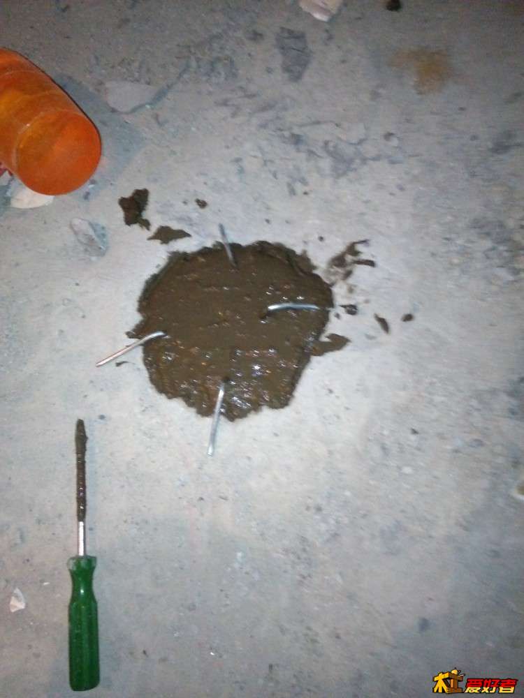 马桶口用铁丝做筋，填水泥浆（1水泥：1黄沙：1大石子：1小石子：1十克901建筑胶粉）