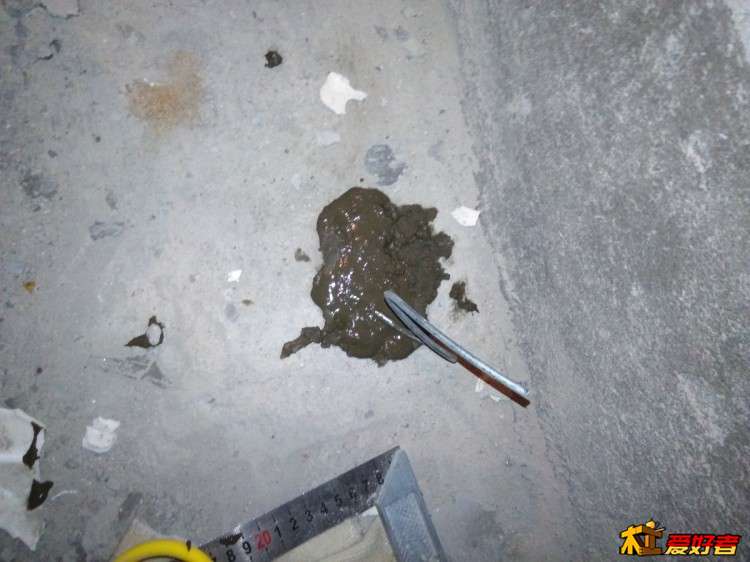 地漏口用铁丝做筋,填水泥浆(1水泥:1黄沙:1大石子:1小石子：1十克901建筑胶粉)