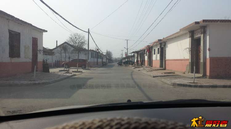 村里的道路，现在老人多了,没年轻人，空荡荡的。
