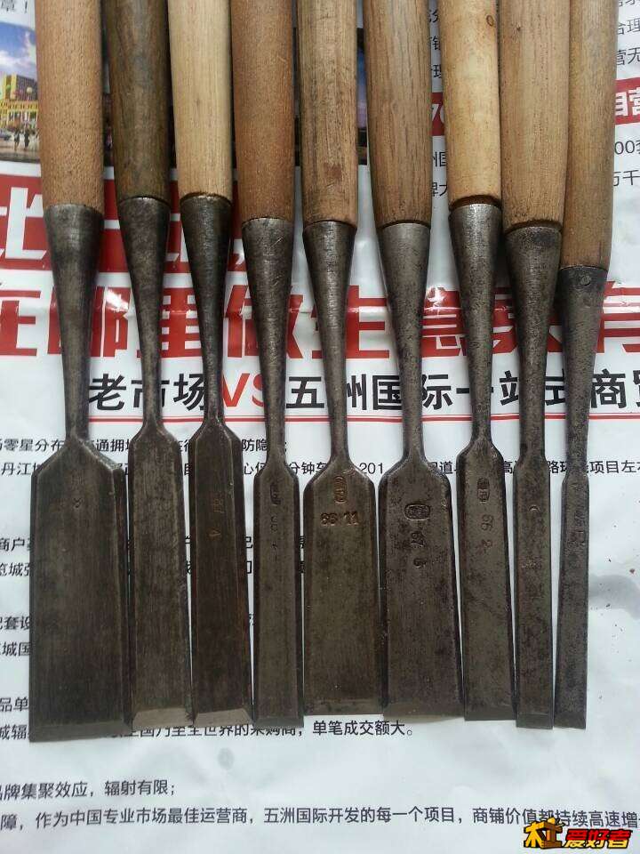 哈哈 我也有一把横打的 最右边还有一把最早期的产品 旅刃两个字都不一样