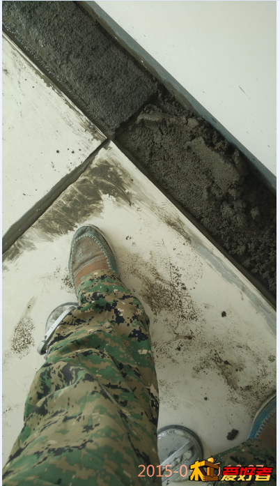 抹底灰就不讲了，和普通湿铺灰浆差不多，直接上压模步骤看到我站在瓷砖上了吗，就是站在地砖上来回晃动，这 ...