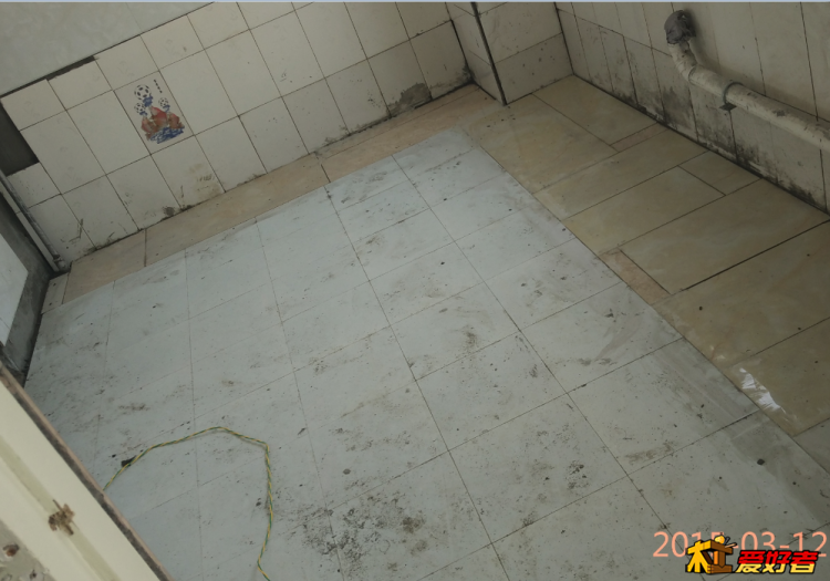 厨房橱柜地面及后面随意铺贴处理砖，拼砖