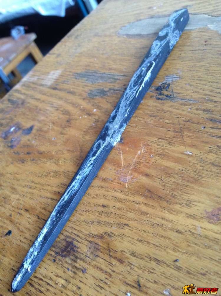 由于是三面嵌粉，胶水涂得有点多