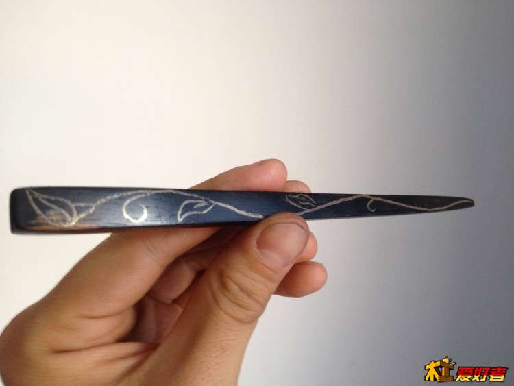 花应该是百合花，但是枝条纯属瞎画，百合的枝条应该是直的