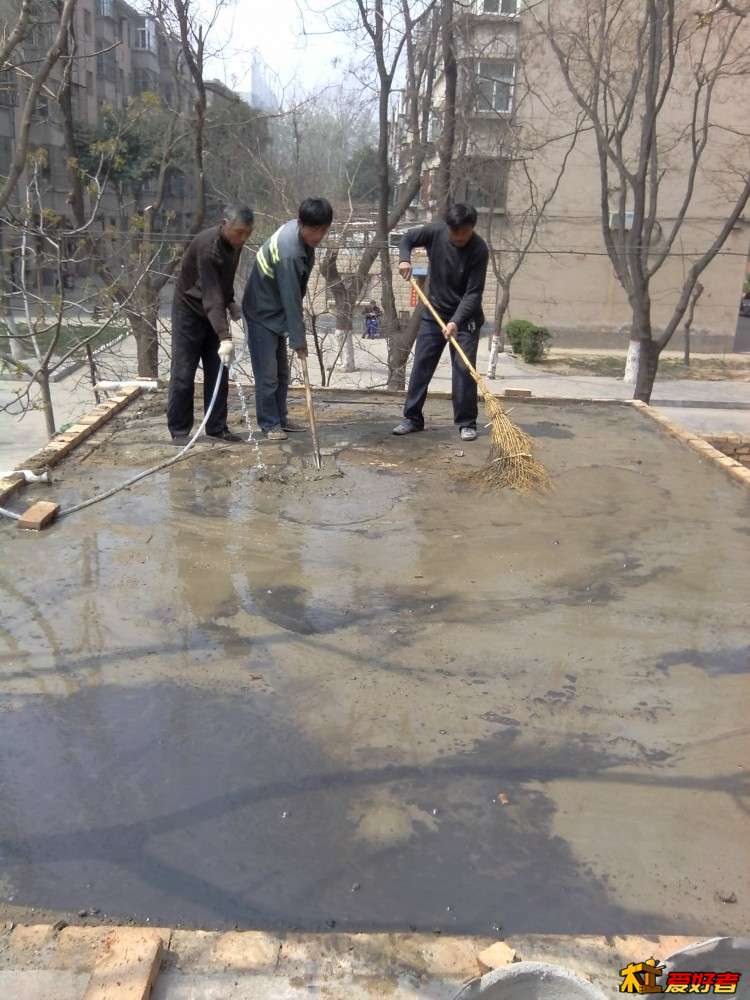 之前铺砖的照片没了，这已经是最后的扫平嵌缝了