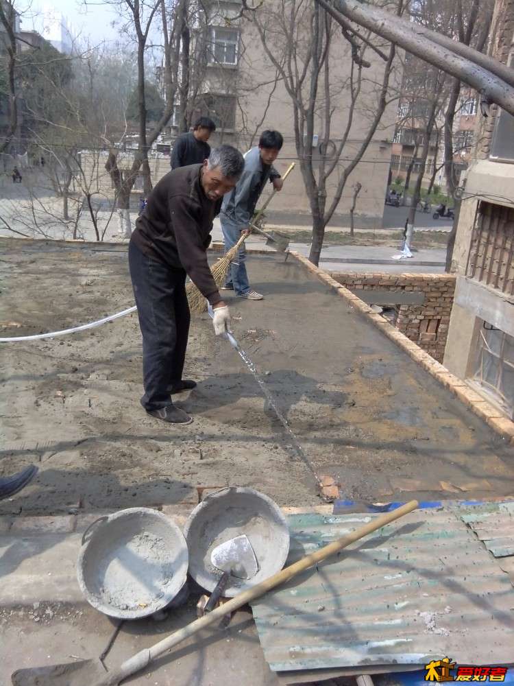 淋水并扫平，是灰浆深入铺好砖的缝隙，此时有些水就渗透到预制板缝里了，从下面的房子里看屋顶预制板有些地 ...
