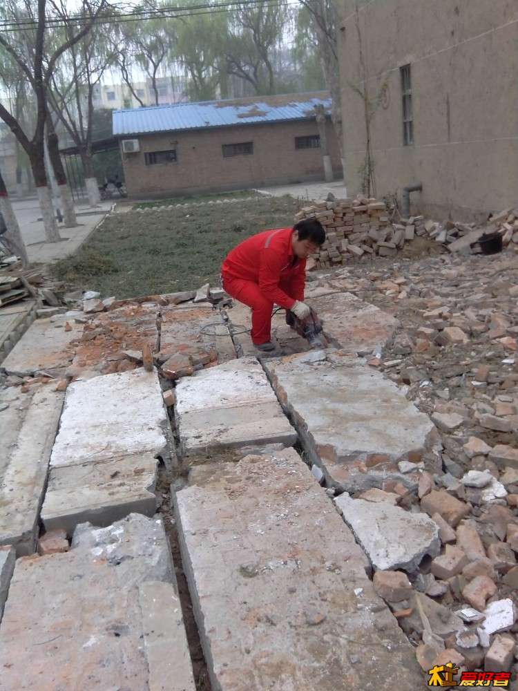 我和妹夫则对西门外的地面铺的废预制板高的地方打掉，找平地面。