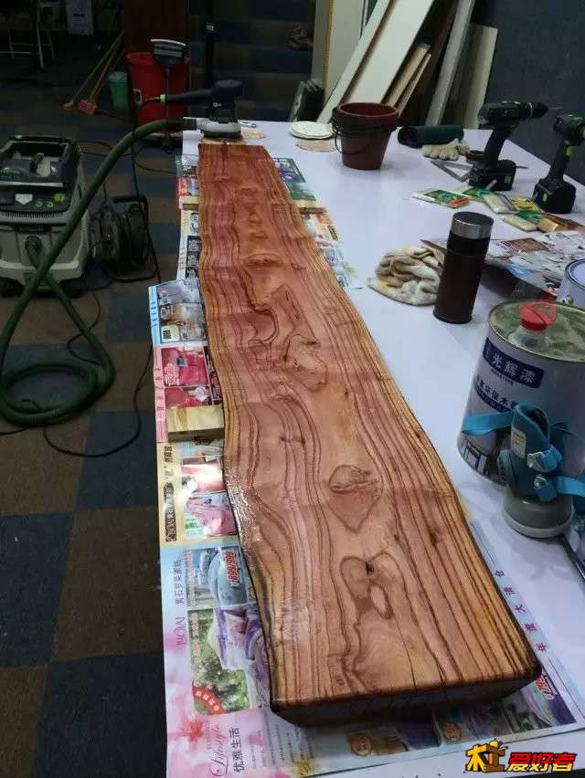 条凳上漆图