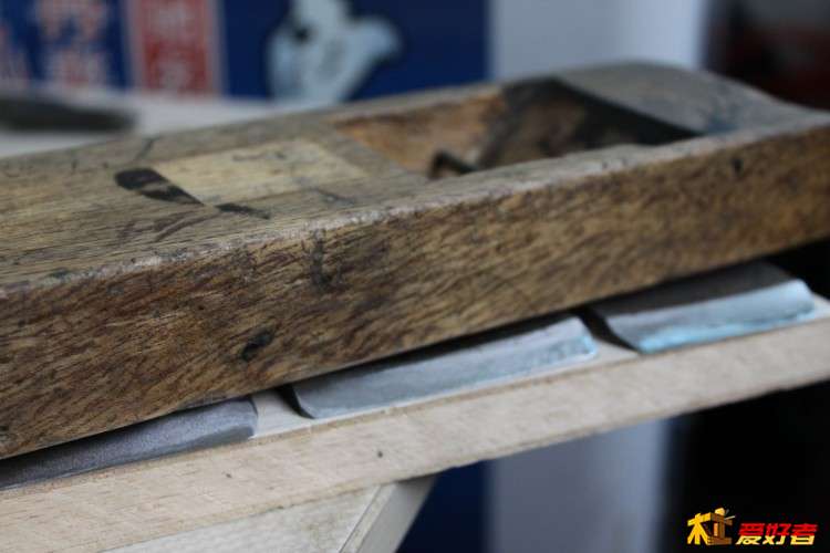 用刮刀刮了后，砂纸机打磨
