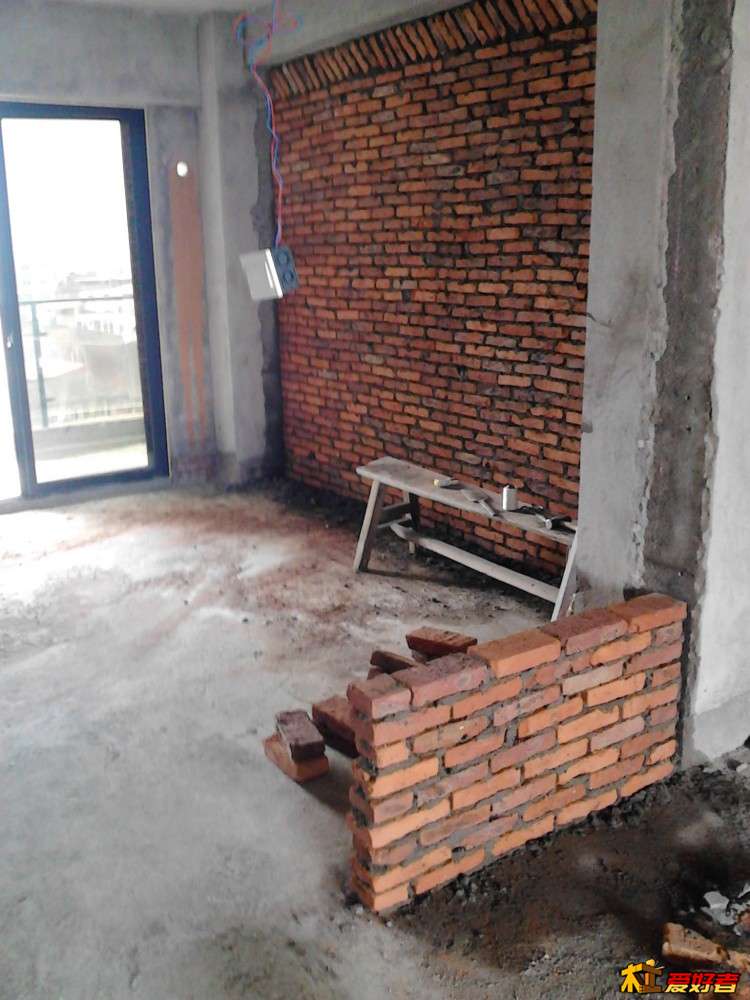 第一堵墙与第二堵墙之间的半墙