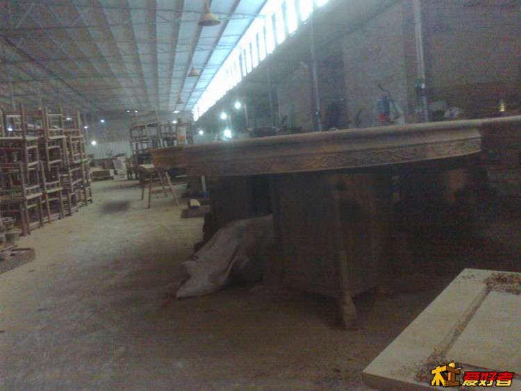 圆桌和半成品椅子