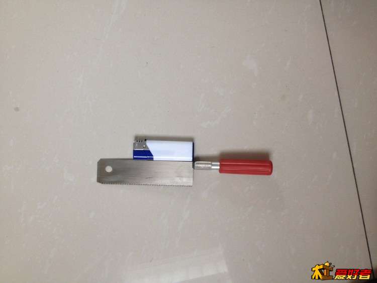 和打火机对比。我是按照我的小工具包的尺寸切的，分开后正好装进去