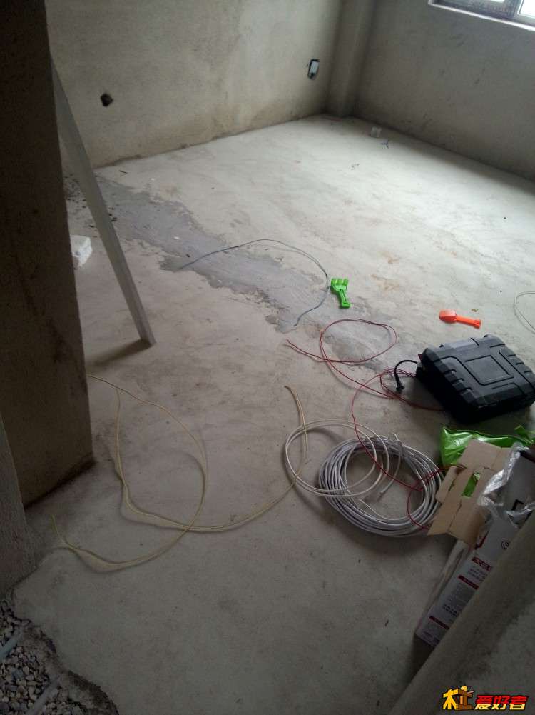 卧室接的地面，因为沙子没那么细所以很难看，用速灰也难看1所以客厅就一直没干，找个帮手或者调整好身体状 ...