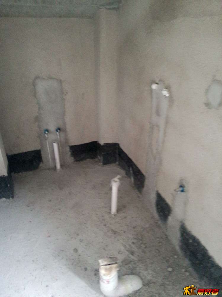以前打算用墙出水龙头！后来因为用台上盆上下水龙头也方便就改成台上盆的高水龙头了！